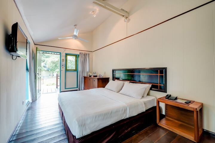 Room 4 of 114