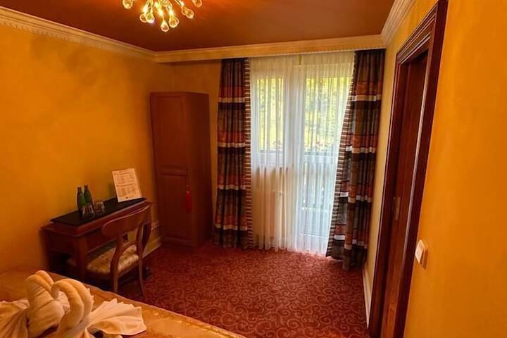 Room 53 of 106