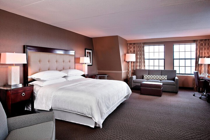 1 King Bed Accessible Corner (3 of 7)