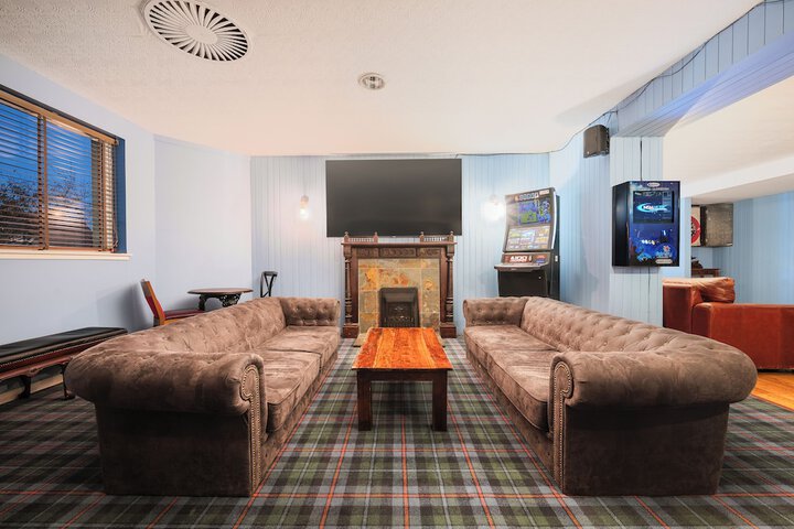 Lounge 73 of 99