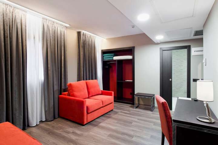 Lounge 21 of 45