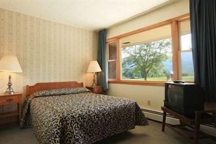 Room 4 of 18