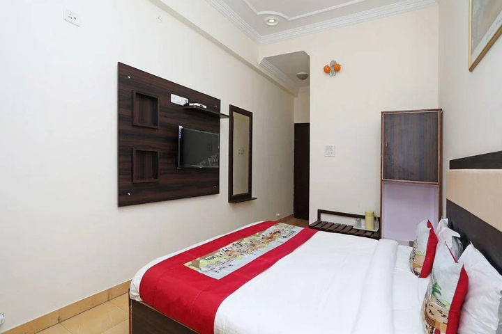 Room 6 of 14