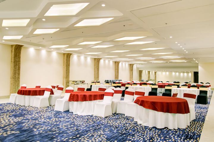 Ballroom/Hall 34 of 37