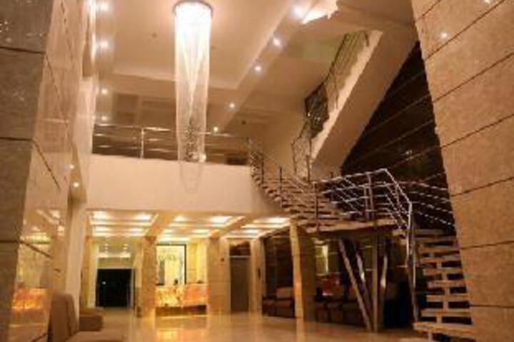Exterior of Hotel Mehfil Inn