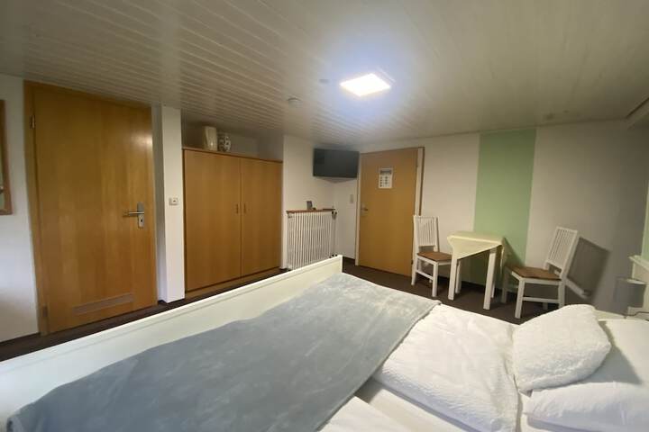Room 4 of 97