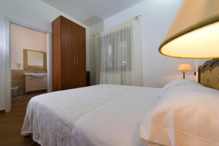 Room 13 of 35