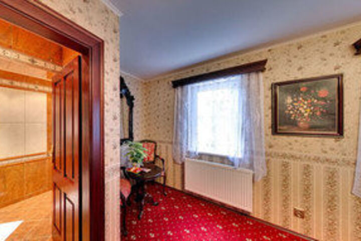 Room 27 of 34