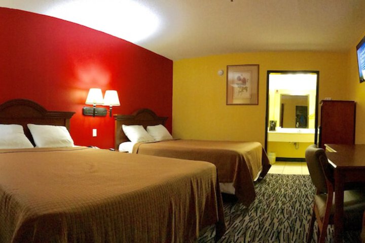 2 Queen Beds (3 of 4)