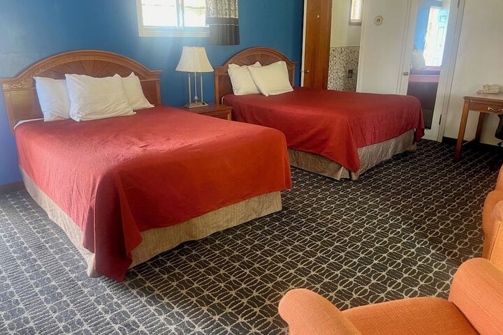 1 Queen Bed (11 of 13)