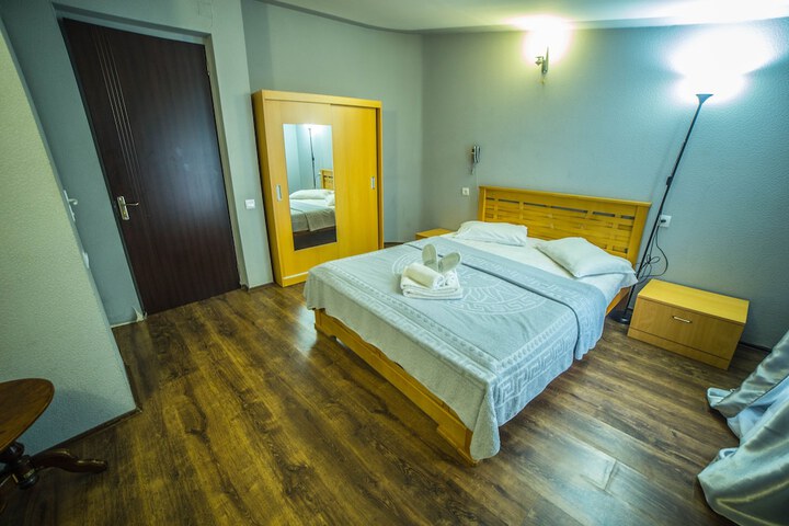 Room 5 of 94