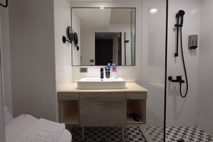 Room 14 of 16