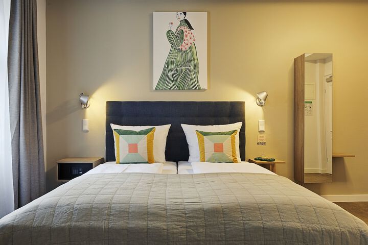 Room 9 of 25