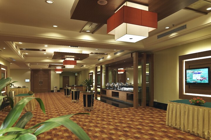 Ballroom/Hall 27 of 35