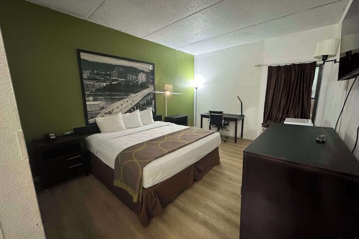 1 King Bed Accessible (3 of 16)
