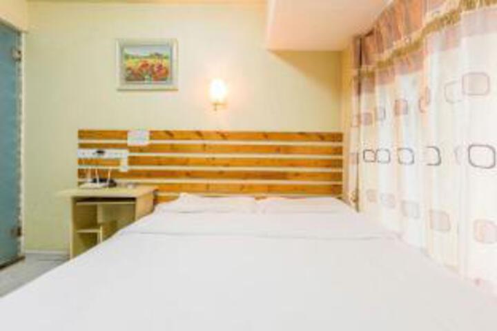 Room 9 of 10