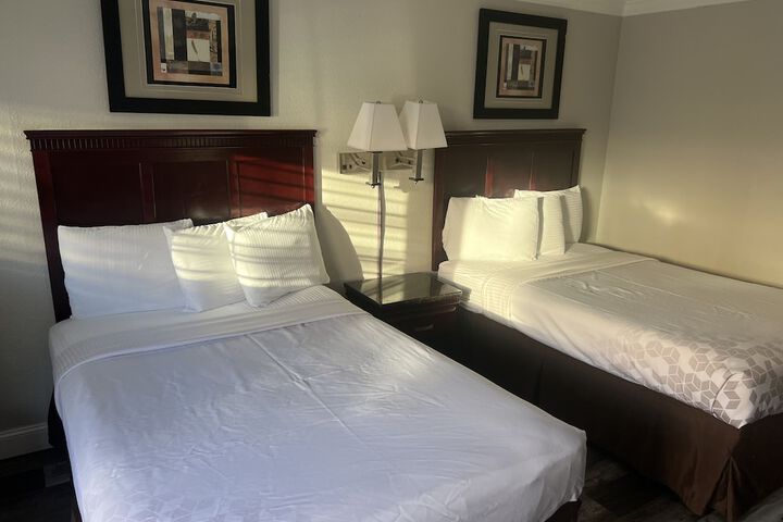 2 Double Beds (3 of 10)