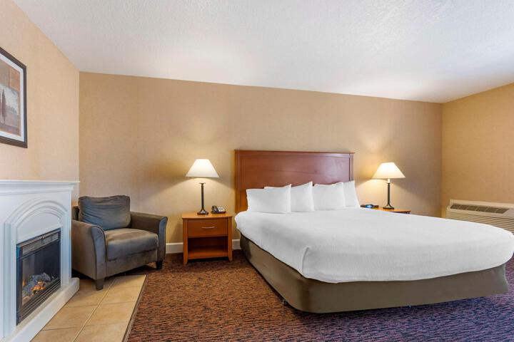 1 King Bed Business Plus Room Chair with Ottoman Microwave and Refrigerator High Speed Internet Accessible Work Desk Full Breakfast (9 of 17)