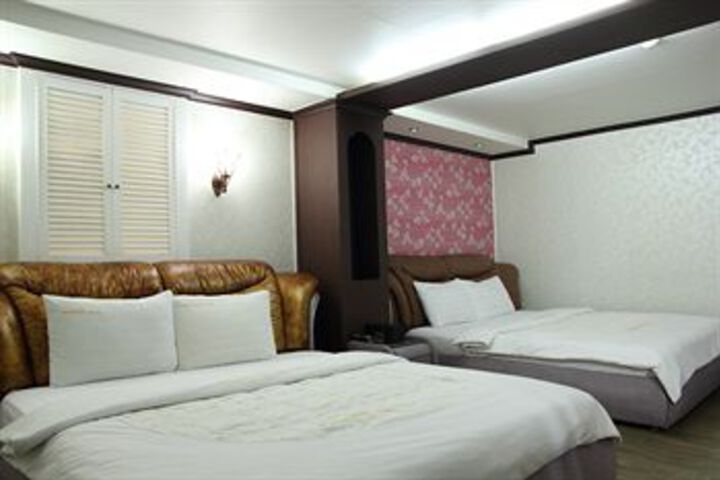 Room 12 of 20