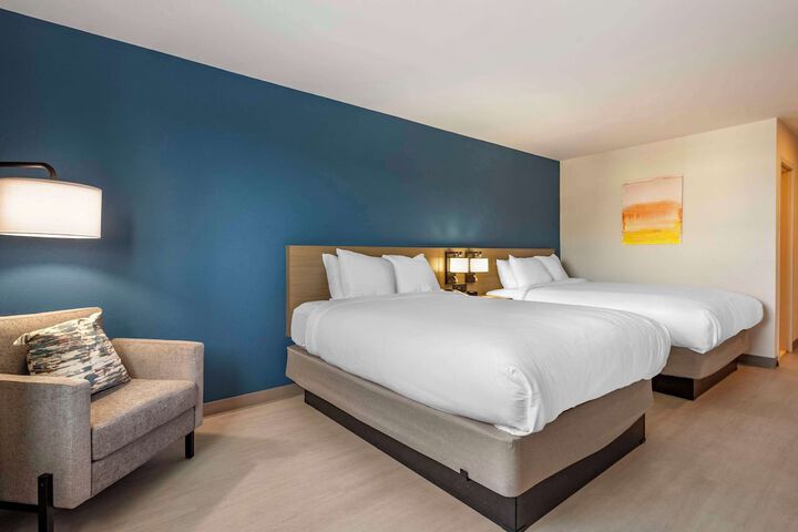 1 Queen Bed (4 of 14)