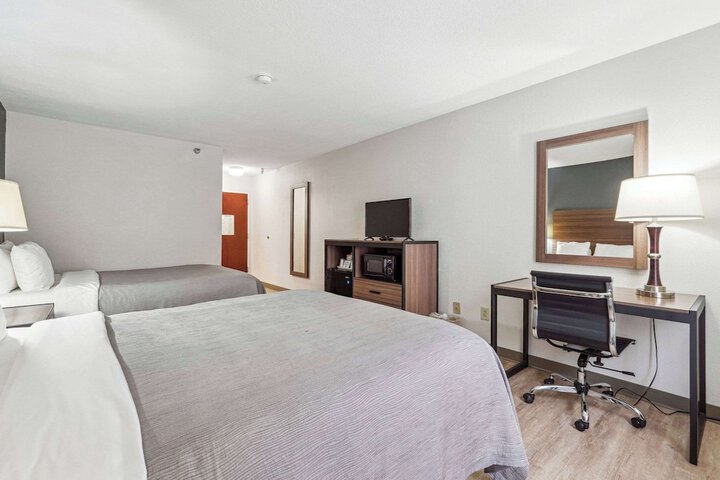 2 Queen Beds (7 of 9)