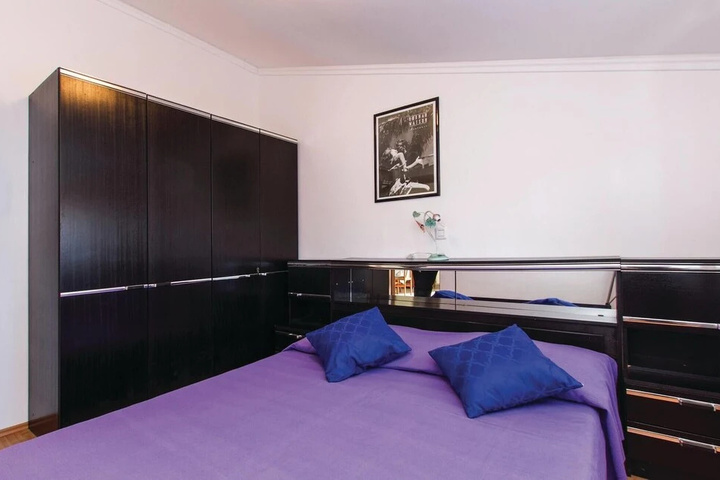 Room 2 of 18