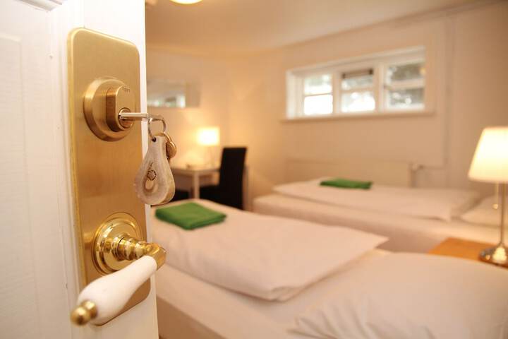 Room 27 of 61