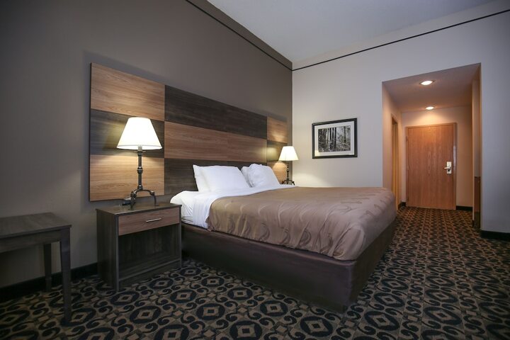 1 King Bed (5 of 11)