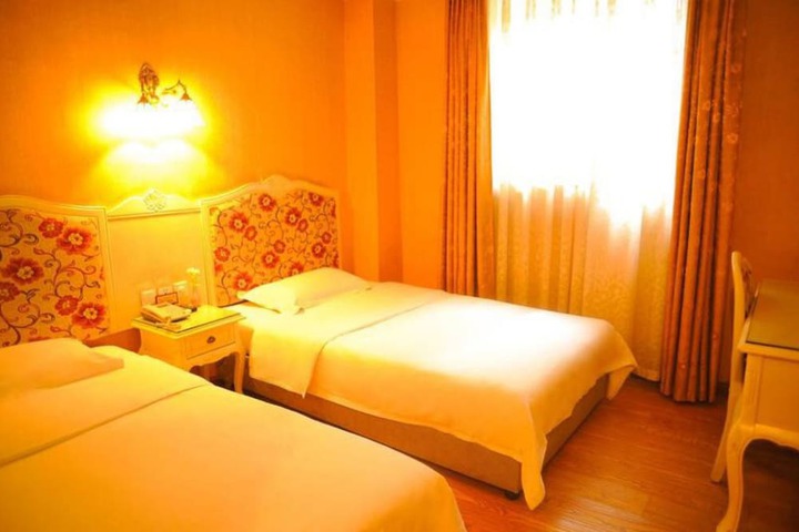 Room 5 of 18