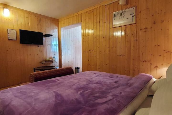 Room 3 of 8