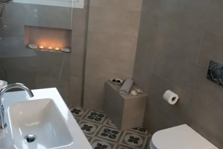 Room 6 of 13