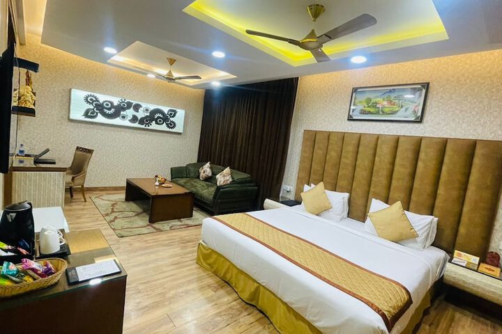 Room 8 of 77