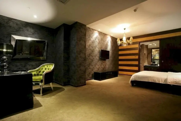 Room 7 of 15