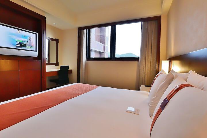 Room 32 of 122