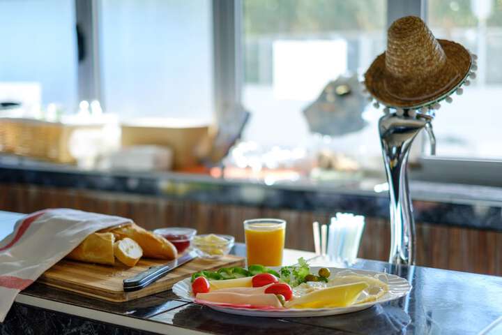 Breakfast/Coffee Service 24 of 41