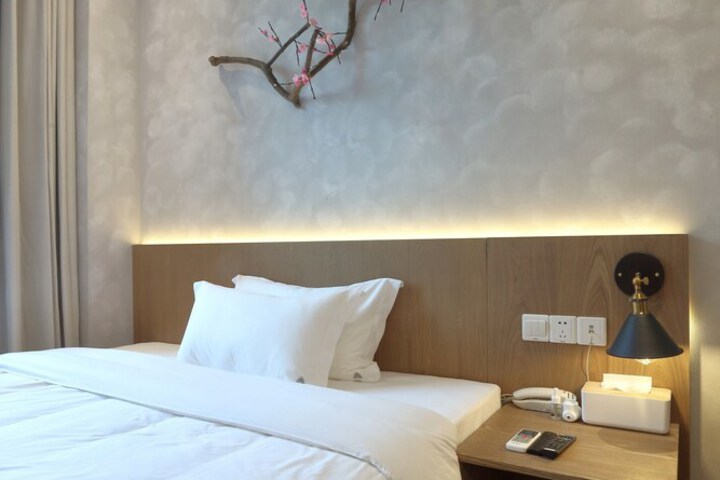 Room 4 of 43