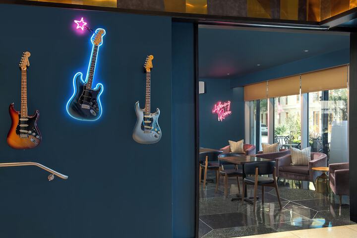 Lobby lounge
