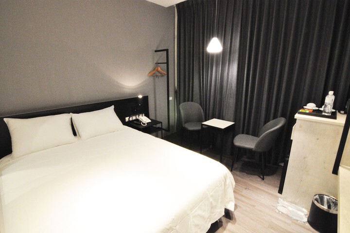 Room 16 of 77