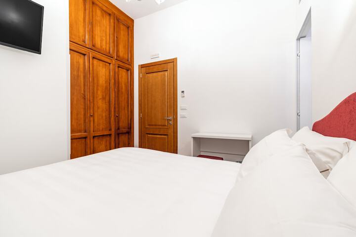 Room 7 of 80