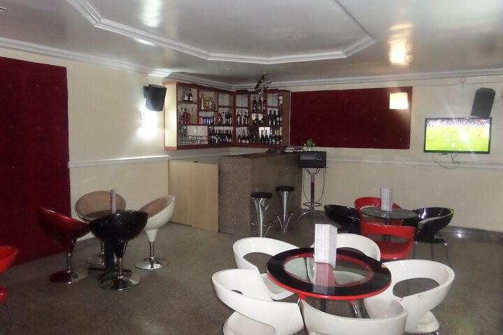 Lounge 24 of 28