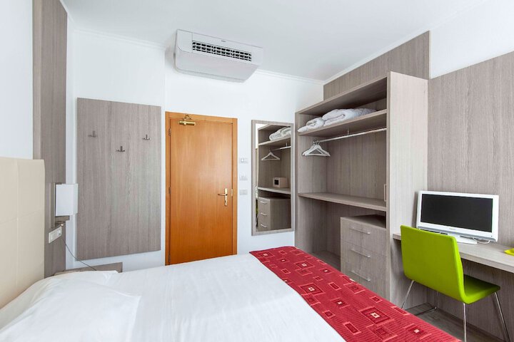 Room 33 of 79