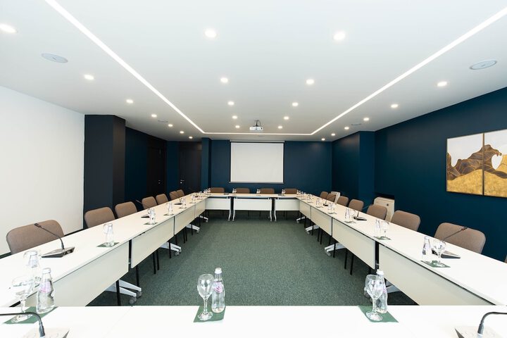 Business Center 70 of 85