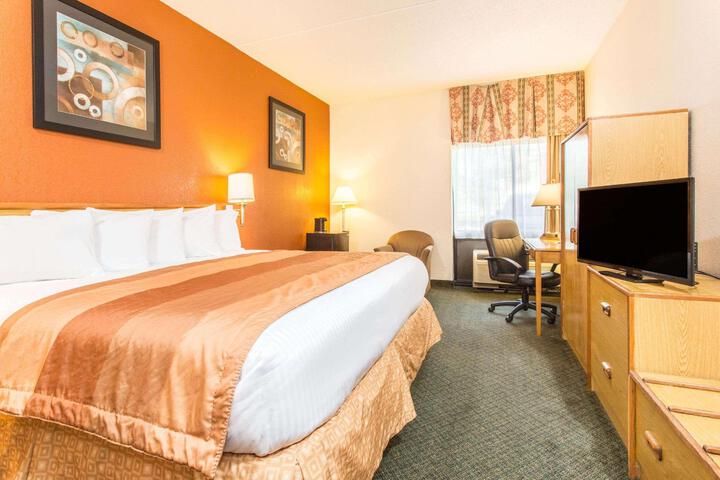 1 King Bed (6 of 15)