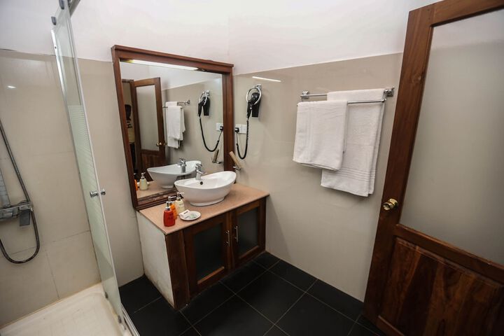 Room 13 of 32