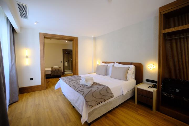 Room 28 of 83