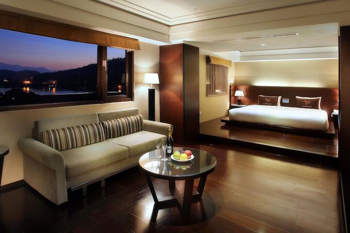 Room 28 of 90
