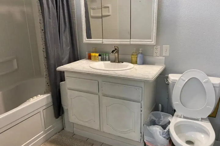 Room 6 of 10