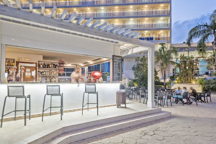 Swim-up bar