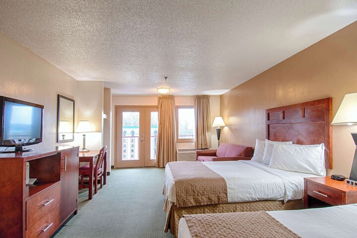 2 Queen Beds (3 of 15)