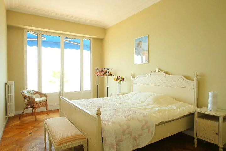 Room 4 of 9